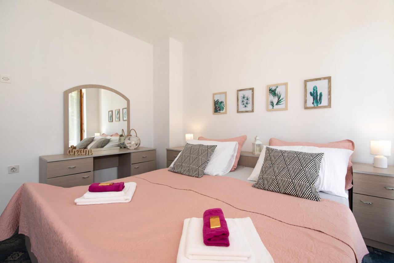 Apartment Lora